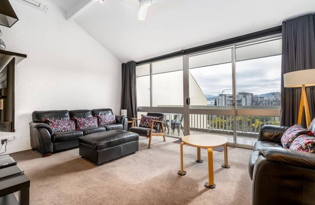 New to VRBO: 3BR Loft Apt 1min to Kingston Foreshore!