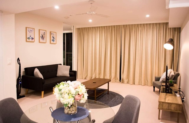 New to VRBO: Homely Modern Apt by Lake between City & Russell