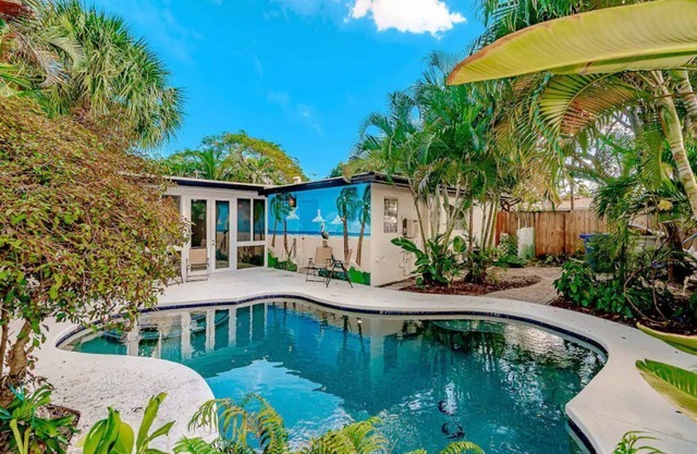 NEW Tropical Retreat Family Home Heated Salt water pool n