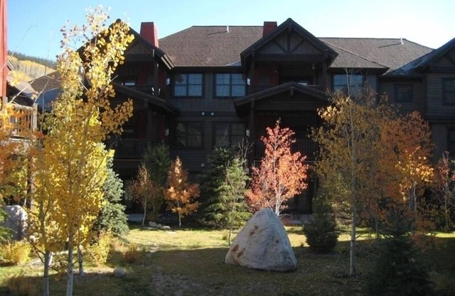 New Upscale Condo. Mountain Views. Near New Lift & Ski School.