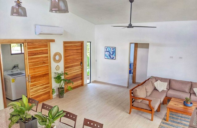 New Uvita rental. Great neighborhood. Walk to beach, sleeps 6, pool, AC, WiFi.