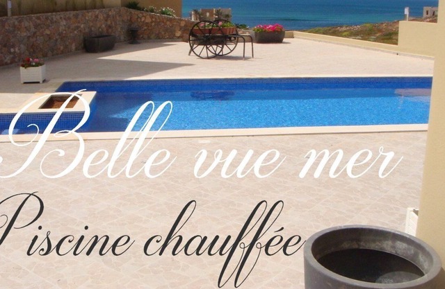 New villa 200 m2, beautiful sea view, heated swimming pool!