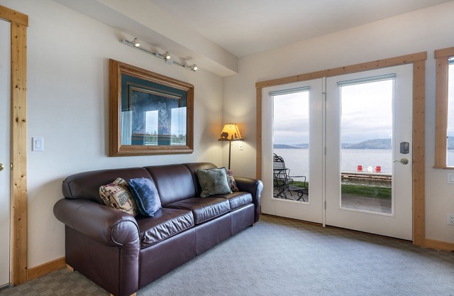 New! Waterfront Studio near Glacier!