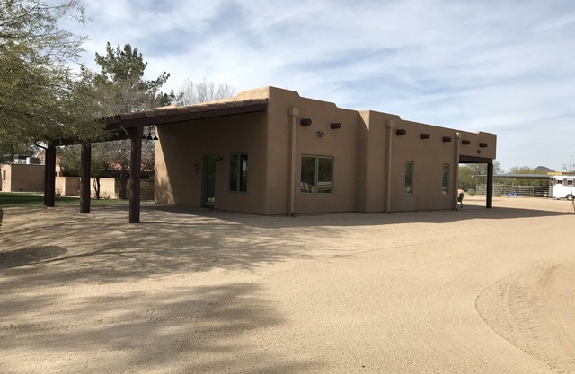 New Western style home on 5 acres in Cave Creek Az