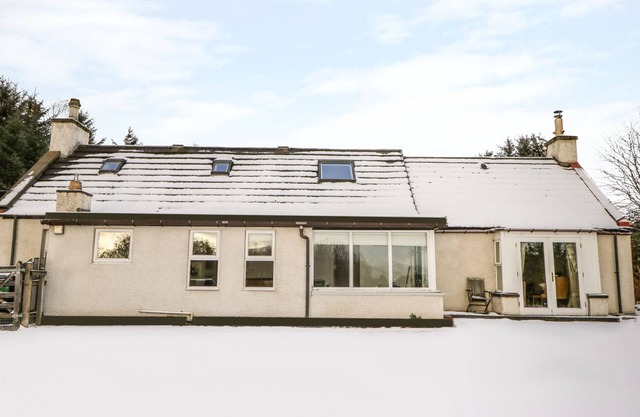 NEWLANDS, pet friendly, with open fire in Archiestown