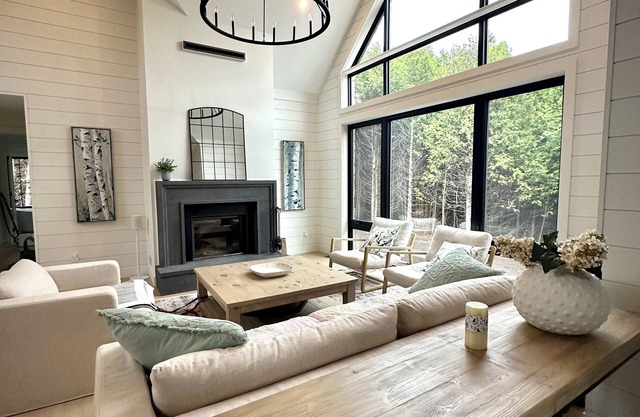 Newly-built Modern Farmhouse at Eugenia Falls