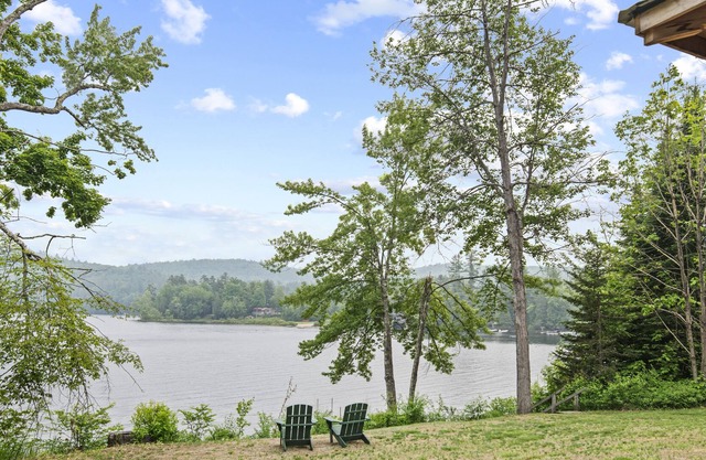 Newly Built year-round house with specactular lake views!