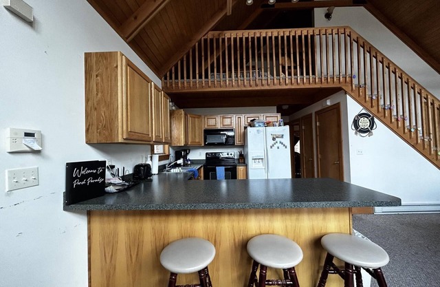 Newly Listed!! Spacious secluded 3 bedroom w/loft cabin