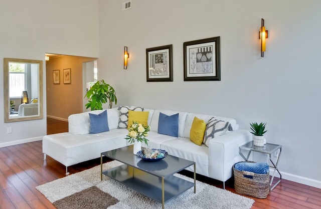 Newly listed upscale 4BR/3.5BA house near Stanford with AC