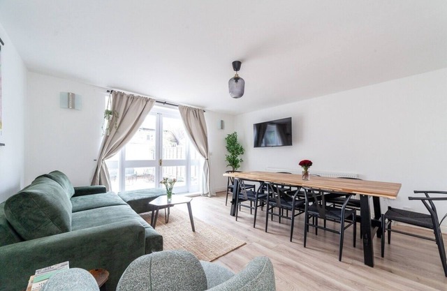 Newly refurbished House - Stratford - w/Parking