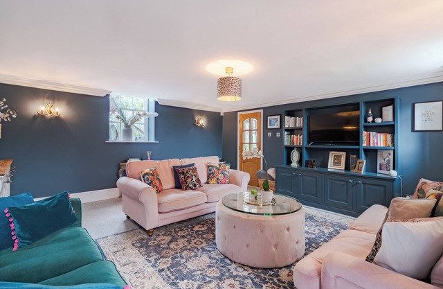 NEWLY REFURBISHED Coach house, private garden, Hot Tub, Games rm, Lake, sleeps 8