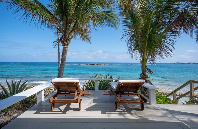 Newly Remodeled Home on Pink-Sand Double Bay Beach, Spectacular Views