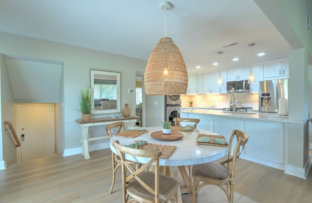 Newly remodeled elegant coastal getaway with fairway views in Palmetto Dunes