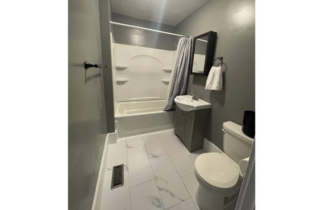 Newly remodeled 3 bedroom 2 blocks from downtown