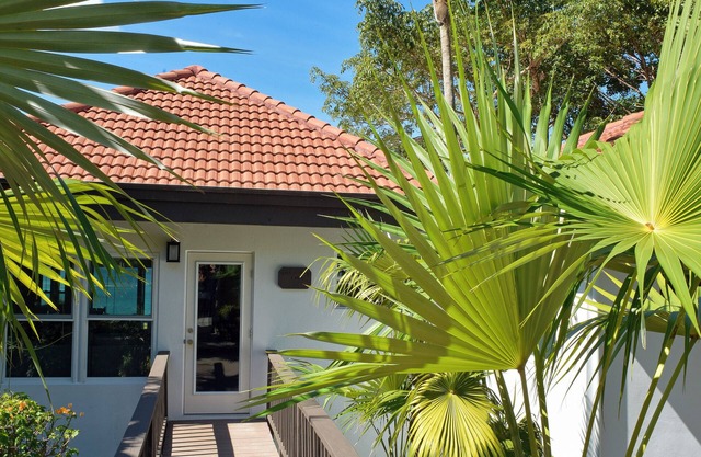 Newly Remodeled 4 Bed/4.5 Bath Villa with POOL