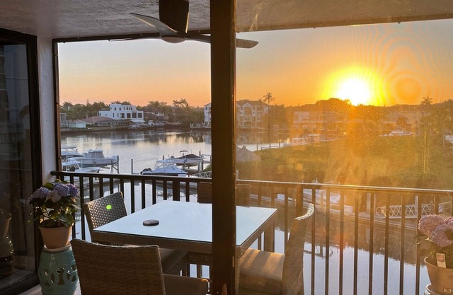 Newly Remodeled Condo, Steps to the Beach