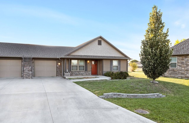 Newly remodeled duplex Unit B, centrally located duplex, perfect for you!