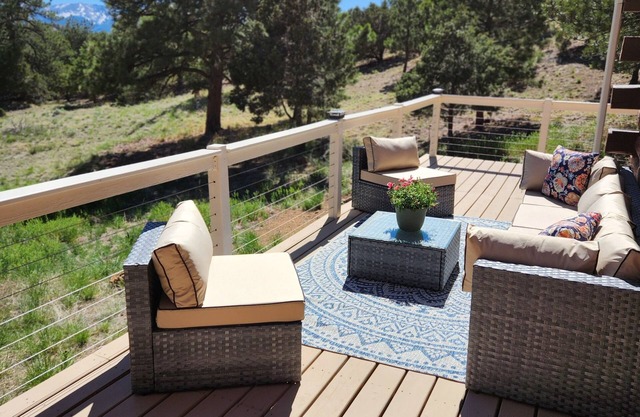 Newly remodeled log cabin10 minutes from downtown Westcliffe. Pet Friendly!