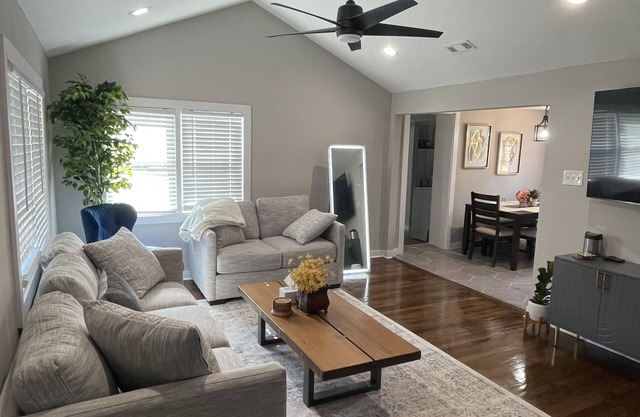 Newly remodeled, private house/NEW JACUZZI-mins from highway