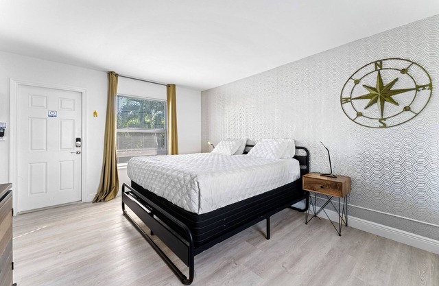 Newly renovated studio, a quick 2-3 minute walk from the sandy beach!