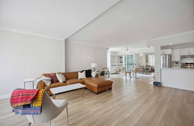 NEWLY RENOVATED 1200 SQ FT 2 BEDROOM CONDO ON TORONTO'S DOWNTOWN WATERFRONT!!!