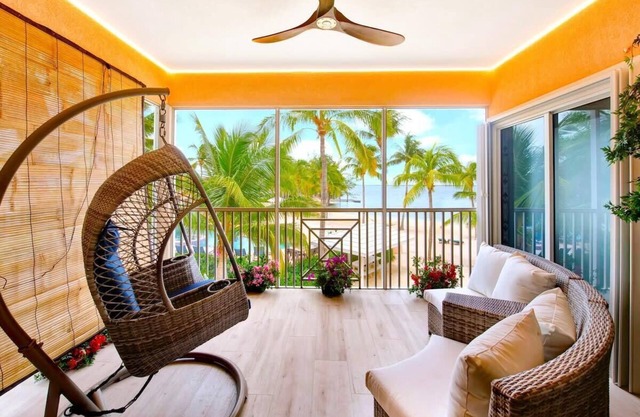 Newly Renovated 2 Bed Beachfront Condo w/Pool+Hot Tub