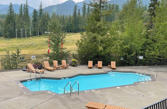 Newly Renovated 2 Bedroom Ski In/Out l Sleeps 5 Adults