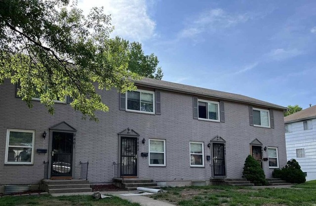 Newly renovated 2 Bed 1 Bath Townhome with 1 car garage