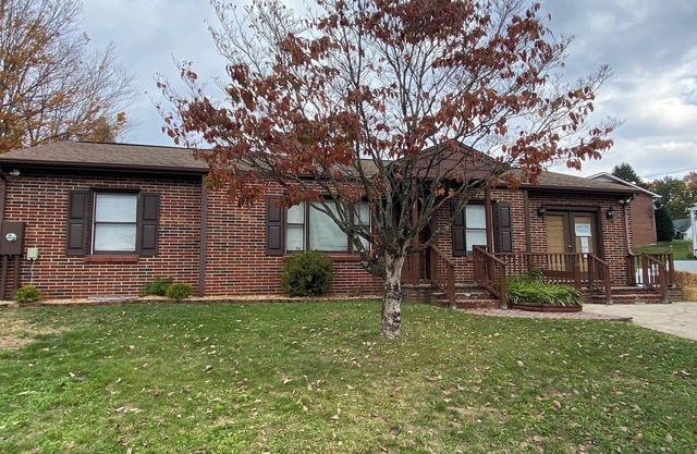 Newly renovated 3 beds, 2 baths in Marion. Pool open until Oct. 5!