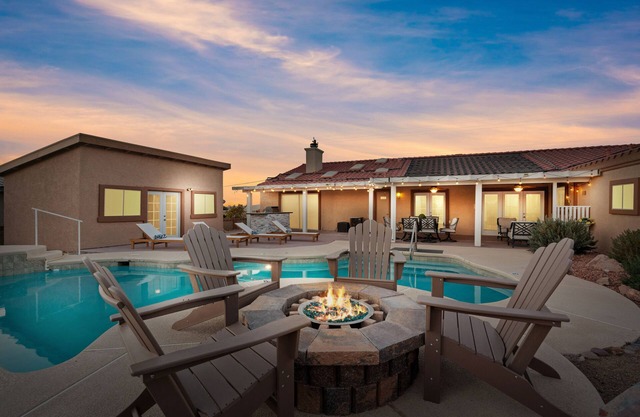 ❤ Newly Renovated 5BR/3BA Cozy Retreat Strip & Mountain Views, Fire Pit, Pool!n