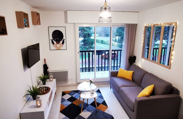 Newly renovated apartment, close to the beach and the Casino. 7mn walk to the beach.