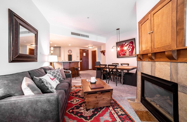 Newly Renovated Luxury Condo at Sundial Lodge, Ski in/Ski out