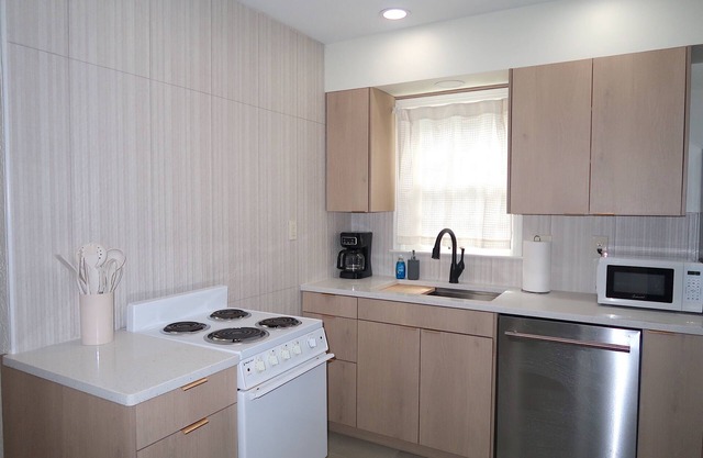 Newly Renovated - Minutes From Downtown W/Washer and Dryer!