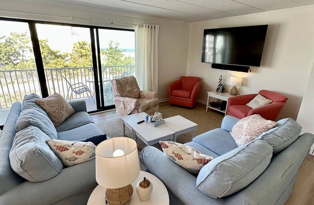 Newly renovated Oceanside condo with easy access to the pool and beach!