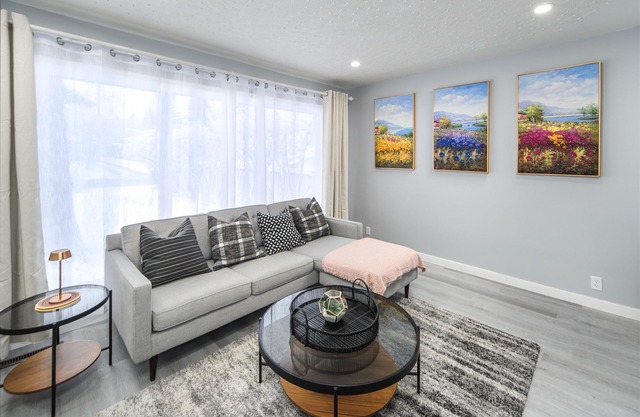 Newly Renovated Stylish & Romantic Home, 5 minutes to Downtown & Ctrain & 17 Ave