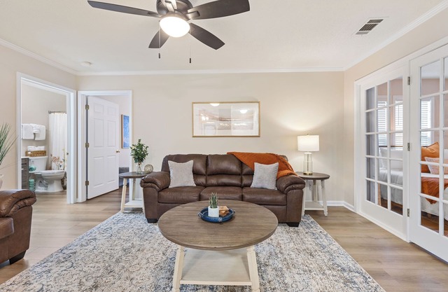 Newly Renovated Sunny Condo w/Pool, Gym & Free Parking