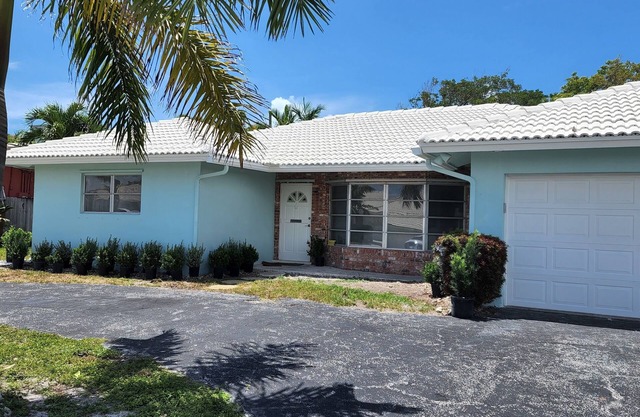Newly Renovated 3 Bedroom, 2 bath, in quiet neighborhood, 2 miles to beach