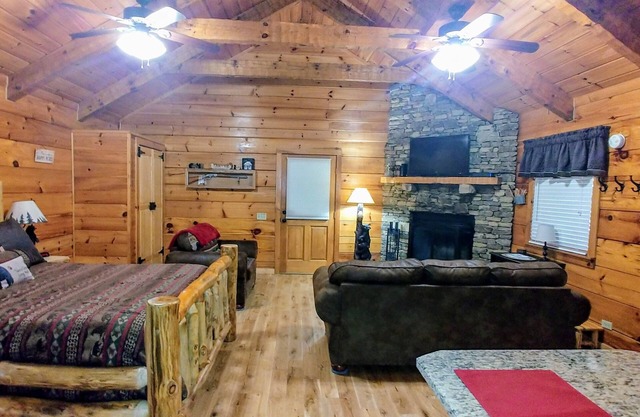 Newly updated cabin, 10 min to pkwy in Pigeon Forge. Screen porch, hot tub,WiFi.