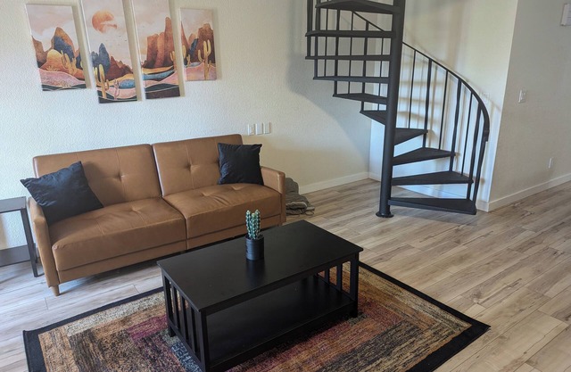 Newly updated Tempe Townhome, Centrally located, near the airport and AZ mills