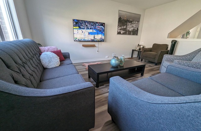 Niagara Getaway! 6 beds, 4.5 baths. Up to 12 guests. Close to everything!