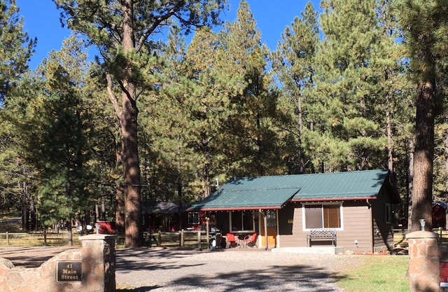 Nice 2 bedroom cabin in the heart of Greer.