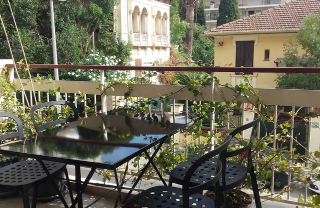 Nice 2P renovated, small terrace, air conditioning, 300m beach