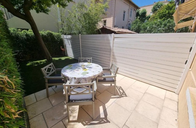 Nice 43m with garden near the Old Port
