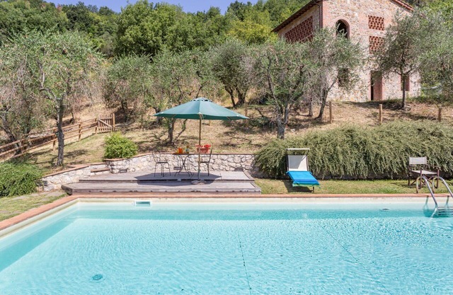 Nice apartment in villa with WIFI, pool, TV, patio, pets allowed and panoramic view, close to Lu.