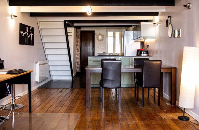 Nice and bright 51 m² near the Pont de Pierre