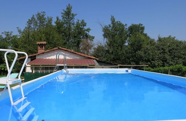 Nice apartment in villa for 6 people with pool, WIFI, TV, patio, pets allowed and parking