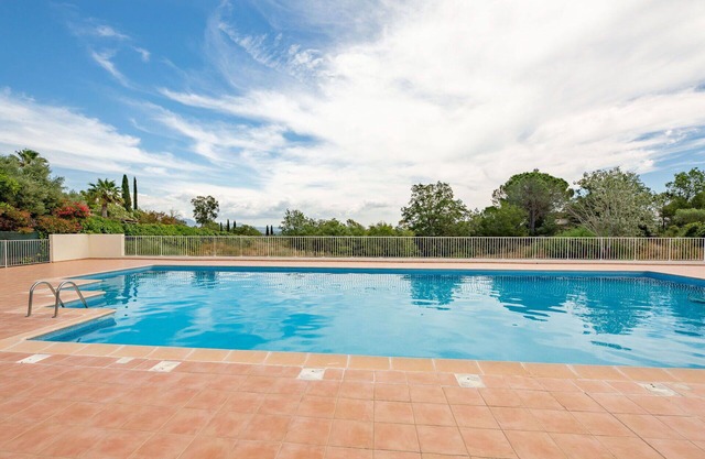 Nice apartment for 4 people with WIFI, A/C, pool, TV, patio and parking