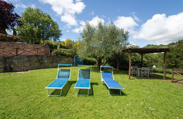 Nice apartment in villa for 8 guests with pool, WIFI, TV, patio and pets allowed