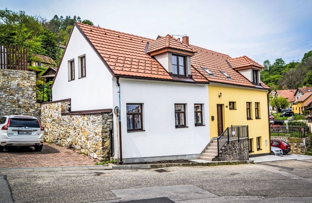 Nice apartment for 5 guests with WIFI, patio, pets allowed and parking
