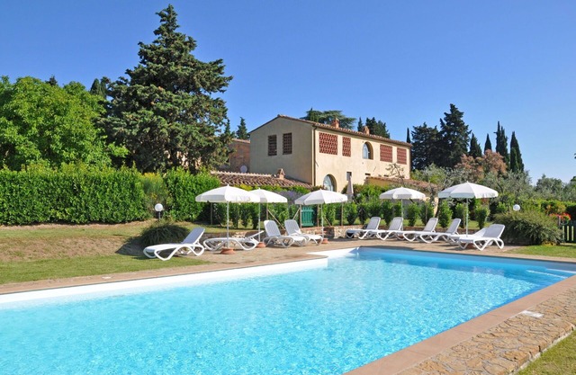 Nice apartment for 4 people with pool, WIFI, A/C and panoramic view, close to Greve In Chianti